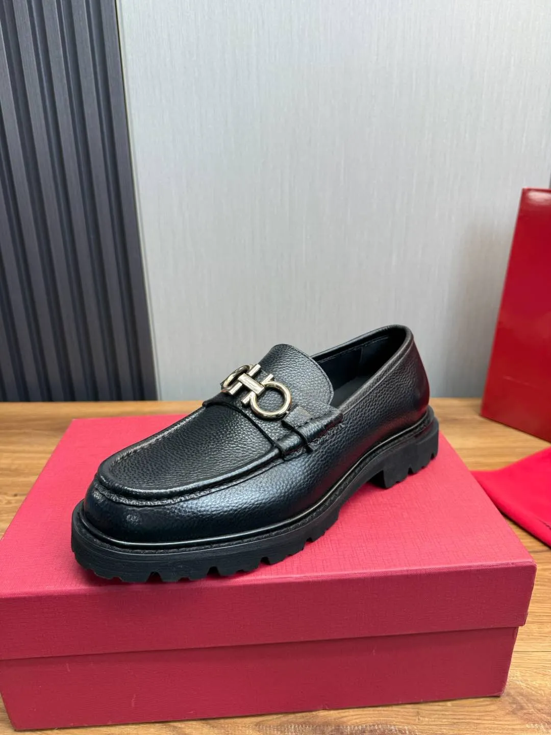 Men's shoes 💰880💰 Ferragamo. [Ferragamo] men's thick-soled loafers, the latest hot style, 1:1 original purchase quality, top quality, imported open-edge beaded cowhide leather on the upper, hand-made three-dimensional stitching highlights the round toe design, the inner foot pads are all imported cowhide, with original lightweight foam outsole, matching code 39-44, (38, 45 custom-made, non-refundable)